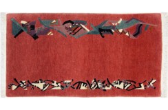Abstrakcyjny czerwony dywan nepalski z wzorami geopetrycznymi ręcznie tkany Nepal Prisma Indie 75x140cm 100% wełna