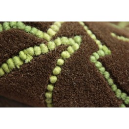 Czekoladowo brązowy dywan z zieonym filcowanym wzorem 160x230