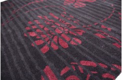 Ciemna elegancka kolorystyka i malinowe kwiaty Piękny dywan indyjski