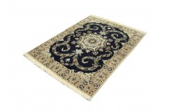 Ręcznie tkany dywan Nain 6la Habibian z Iranu 83x114cm granatowy