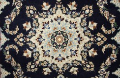 Ręcznie tkany dywan Nain 6la Habibian z Iranu 83x114cm granatowy